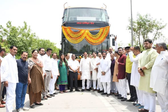 नोएडा हाट सेक्टर 33A में इलेक्ट्रिक बसों के लोकार्पण कार्यक्रम में उपस्थित नोएडा हाट सेक्टर 33A में इलेक्ट्रिक बसों के लोकार्पण कार्यक्रम में उपस्थित