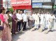 नोएडा सेक्टर 12 में स्वच्छता अभियान में भाग लेते हुए कार्यकर्ता