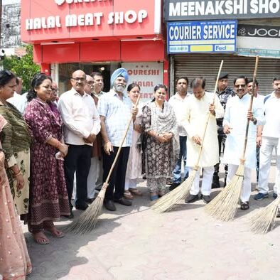 नोएडा सेक्टर 12 में स्वच्छता अभियान में भाग लेते हुए कार्यकर्ता