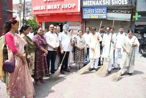 नोएडा सेक्टर 12 में स्वच्छता अभियान में भाग लेते हुए कार्यकर्ता नोएडा सेक्टर 12 में स्वच्छता अभियान में भाग लेते हुए कार्यकर्ता