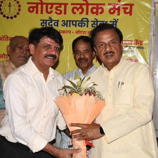 नोएडा सेक्टर 12 में दंत एवं नेत्र जांच शिविर का उद्घाटन करते हुए