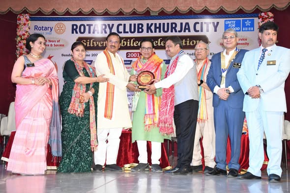 रोटरी क्लब खुर्जा सिटी के सिल्वर जुबली समारोह में सहभागिता करते हुए रोटरी क्लब खुर्जा सिटी के सिल्वर जुबली समारोह में सहभागिता करते हुए