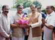 नोएडा में असम के मुख्यमंत्री हिमंत बिस्वा सरमा का स्वागत करते हुए सम्मान समारोह का दृश्य