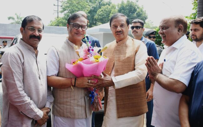 नोएडा में असम के मुख्यमंत्री हिमंत बिस्वा सरमा का स्वागत करते हुए सम्मान समारोह का दृश्य