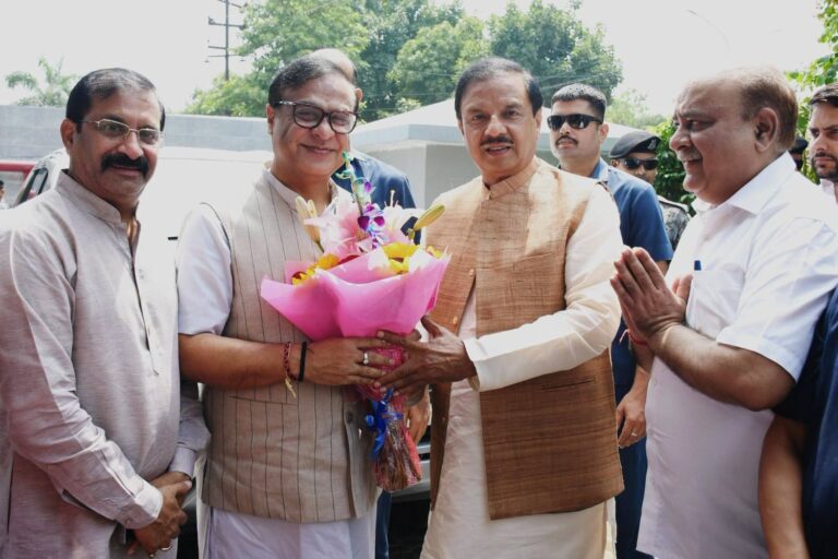 नोएडा में असम के मुख्यमंत्री हिमंत बिस्वा सरमा का स्वागत करते हुए सम्मान समारोह का दृश्य