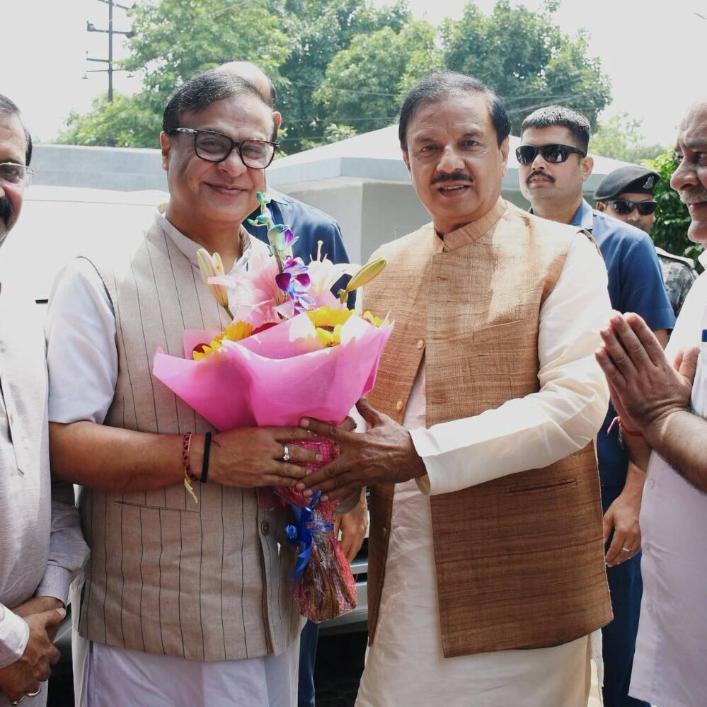 नोएडा में असम के मुख्यमंत्री हिमंत बिस्वा सरमा का स्वागत करते हुए सम्मान समारोह का दृश्य नोएडा में असम के मुख्यमंत्री हिमंत बिस्वा सरमा का स्वागत करते हुए सम्मान समारोह का दृश्य