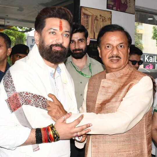 नोएडा सेक्टर-27 कैंप कार्यालय में केंद्रीय मंत्री चिराग पासवान से शिष्टाचार भेंट का दृश्य नोएडा सेक्टर-27 कैंप कार्यालय में केंद्रीय मंत्री चिराग पासवान से शिष्टाचार भेंट का दृश्य