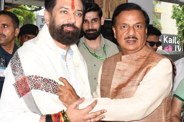 नोएडा सेक्टर-27 कैंप कार्यालय में केंद्रीय मंत्री चिराग पासवान से शिष्टाचार भेंट का दृश्य