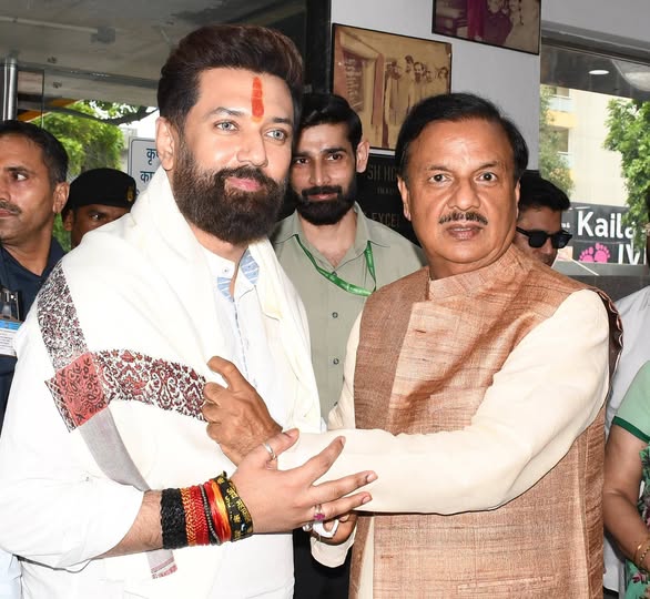 नोएडा सेक्टर-27 कैंप कार्यालय में केंद्रीय मंत्री चिराग पासवान से शिष्टाचार भेंट का दृश्य नोएडा सेक्टर-27 कैंप कार्यालय में केंद्रीय मंत्री चिराग पासवान से शिष्टाचार भेंट का दृश्य