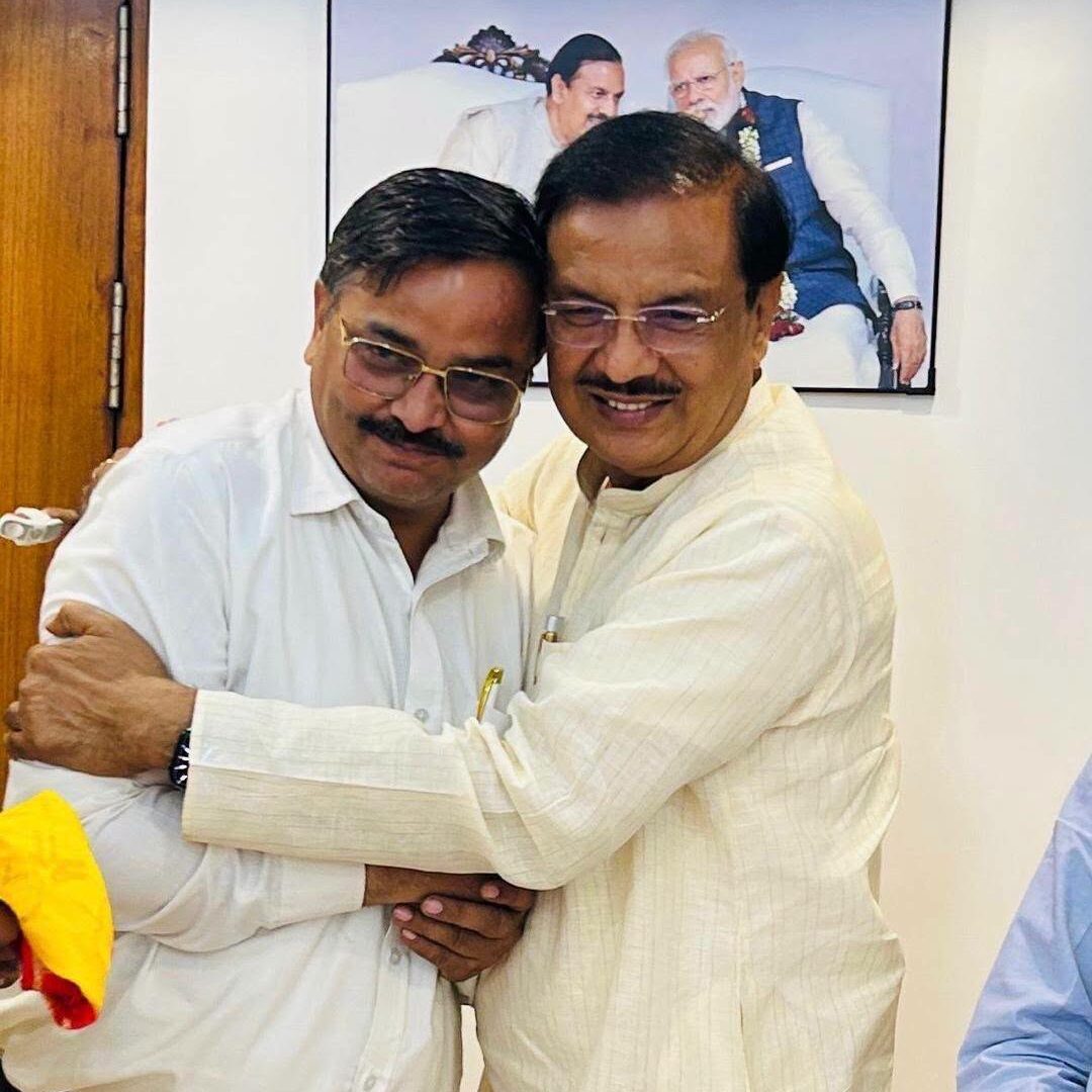 नोएडा कैंप कार्यालय में बुलंदशहर बार एसोसिएशन के अध्यक्ष एडवोकेट रविन्द्र शर्मा से भेंट का दृश्य नोएडा कैंप कार्यालय में बुलंदशहर बार एसोसिएशन के अध्यक्ष एडवोकेट रविन्द्र शर्मा से भेंट का दृश्य
