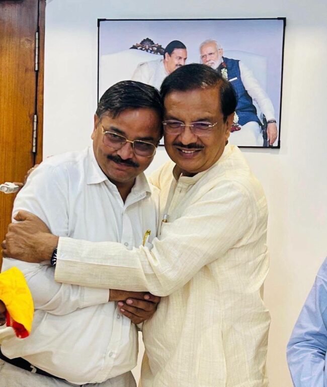नोएडा कैंप कार्यालय में बुलंदशहर बार एसोसिएशन के अध्यक्ष एडवोकेट रविन्द्र शर्मा से भेंट का दृश्य नोएडा कैंप कार्यालय में बुलंदशहर बार एसोसिएशन के अध्यक्ष एडवोकेट रविन्द्र शर्मा से भेंट का दृश्य