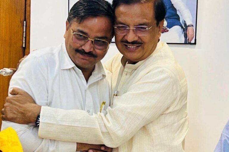 नोएडा कैंप कार्यालय में बुलंदशहर बार एसोसिएशन के अध्यक्ष एडवोकेट रविन्द्र शर्मा से भेंट का दृश्य