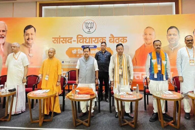 लखनऊ में आयोजित भाजपा सांसद-विधायक बैठक में शीर्ष नेताओं की उपस्थिति और संगठनात्मक चर्चा का दृश्य