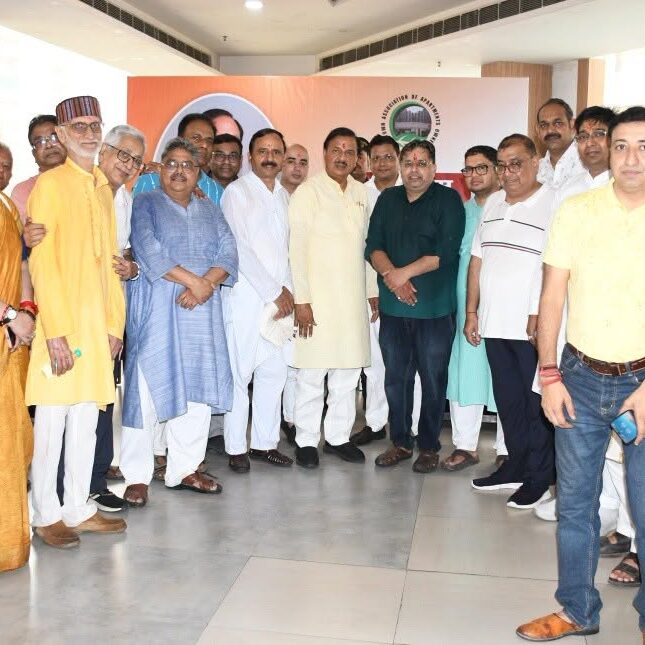 नोएडा सेक्टर-74 में नवीन पैदल पथ के लोकार्पण कार्यक्रम और क्षेत्रवासियों से संवाद का दृश्य
