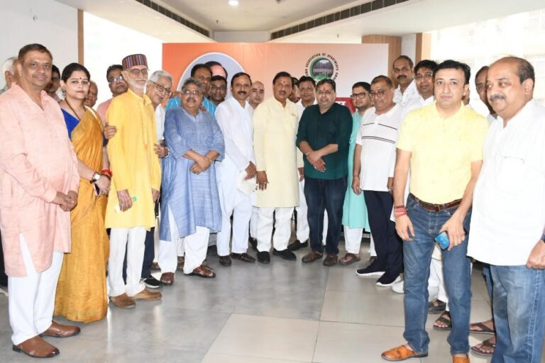 नोएडा सेक्टर-74 में नवीन पैदल पथ के लोकार्पण कार्यक्रम और क्षेत्रवासियों से संवाद का दृश्य