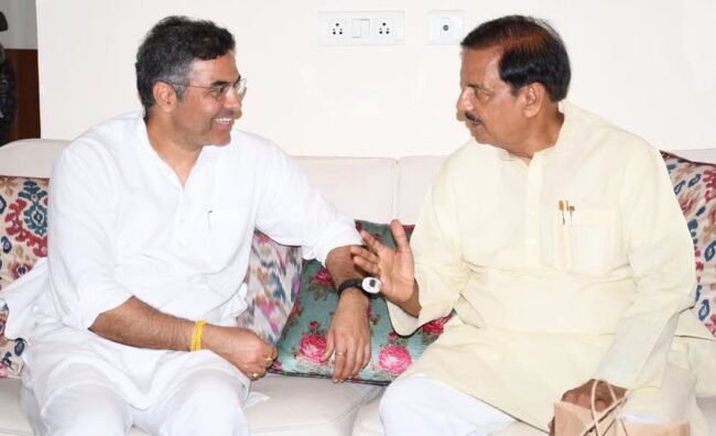 दिल्ली के कैबिनेट मंत्री प्रवेश साहिब सिंह से शिष्टाचार भेंट का दृश्य दिल्ली के कैबिनेट मंत्री प्रवेश साहिब सिंह से शिष्टाचार भेंट का दृश्य