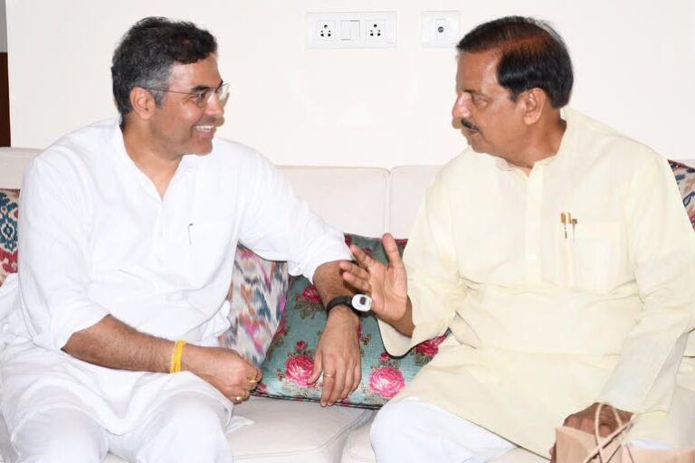 दिल्ली के कैबिनेट मंत्री प्रवेश साहिब सिंह से शिष्टाचार भेंट का दृश्य