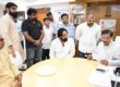 नोएडा सेक्टर-27 कैंप कार्यालय में आयोजित जनसुनवाई के दौरान क्षेत्रवासियों की समस्याएं सुनते हुए दृश्य