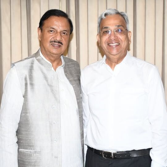 वित्तीय विशेषज्ञ वेद कुमार जैन से शिष्टाचार भेंट के दौरान आर्थिक और नीतिगत विषयों वित्तीय विशेषज्ञ वेद कुमार जैन से शिष्टाचार भेंट के दौरान आर्थिक और नीतिगत विषयों