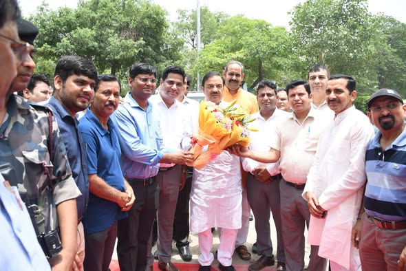 नोएडा सेक्टर-32 में ‘एक पेड़ माँ के नाम’ अभियान के तहत वृक्षारोपण और जनसंवाद का दृश्य नोएडा सेक्टर-32 में ‘एक पेड़ माँ के नाम’ अभियान के तहत वृक्षारोपण और जनसंवाद का दृश्य
