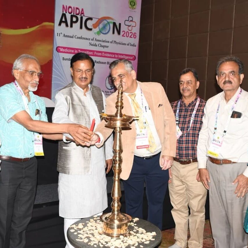 नोएडा के रैडिसन ब्लू में आयोजित APICON 2026 उद्घाटन समारोह में चिकित्सा विशेषज्ञों के साथ संवाद का दृश्य नोएडा के रैडिसन ब्लू में आयोजित APICON 2026 उद्घाटन समारोह में चिकित्सा विशेषज्ञों के साथ संवाद का दृश्य