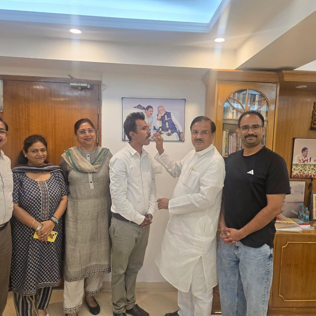 नोएडा कैंप कार्यालय में सेक्टर-41 आरडब्ल्यूए अध्यक्ष शिवम पाठक और उनकी टीम को बधाई देते हुए दृश्य नोएडा कैंप कार्यालय में सेक्टर-41 आरडब्ल्यूए अध्यक्ष शिवम पाठक और उनकी टीम को बधाई देते हुए दृश्य