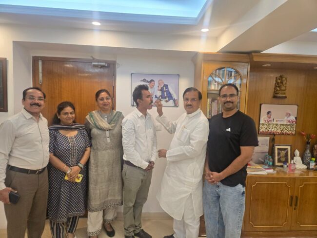 नोएडा कैंप कार्यालय में सेक्टर-41 आरडब्ल्यूए अध्यक्ष शिवम पाठक और उनकी टीम को बधाई देते हुए दृश्य नोएडा कैंप कार्यालय में सेक्टर-41 आरडब्ल्यूए अध्यक्ष शिवम पाठक और उनकी टीम को बधाई देते हुए दृश्य
