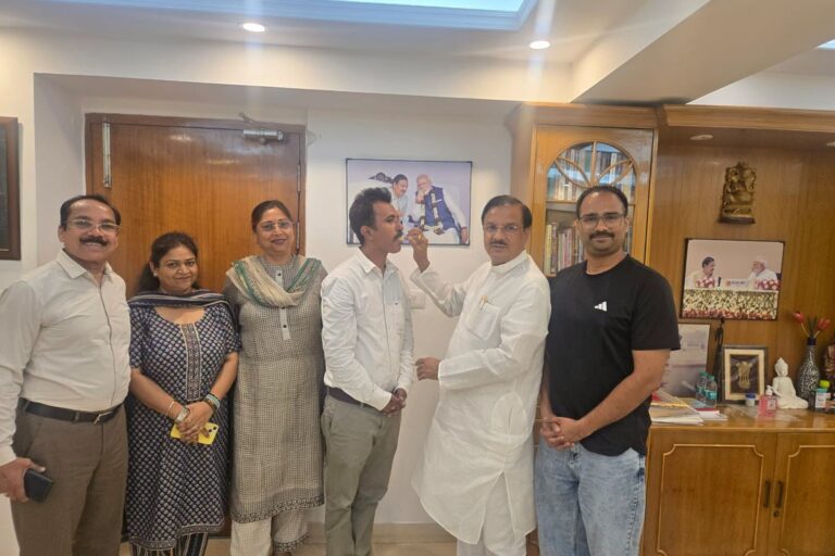 नोएडा कैंप कार्यालय में सेक्टर-41 आरडब्ल्यूए अध्यक्ष शिवम पाठक और उनकी टीम को बधाई देते हुए दृश्य