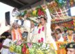 नोएडा में इस्कॉन द्वारा आयोजित श्री जगन्नाथ रथ यात्रा में शामिल होते हुए भगवान जगन्नाथ के दर्शन का दृश्य
