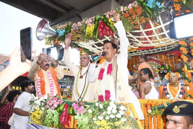 नोएडा में इस्कॉन द्वारा आयोजित श्री जगन्नाथ रथ यात्रा में शामिल होते हुए भगवान जगन्नाथ के दर्शन का दृश्य