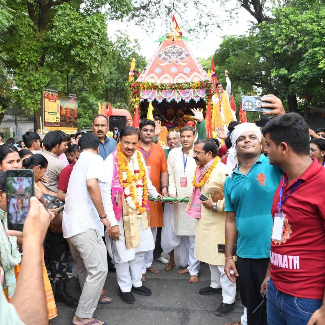नोएडा सेक्टर-34 और 122 में आयोजित जगन्नाथ रथ यात्रा में श्रद्धालुओं के साथ सहभागिता का दृश्य