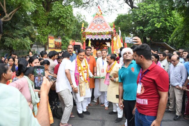 नोएडा सेक्टर-34 और 122 में आयोजित जगन्नाथ रथ यात्रा में श्रद्धालुओं के साथ सहभागिता का दृश्य