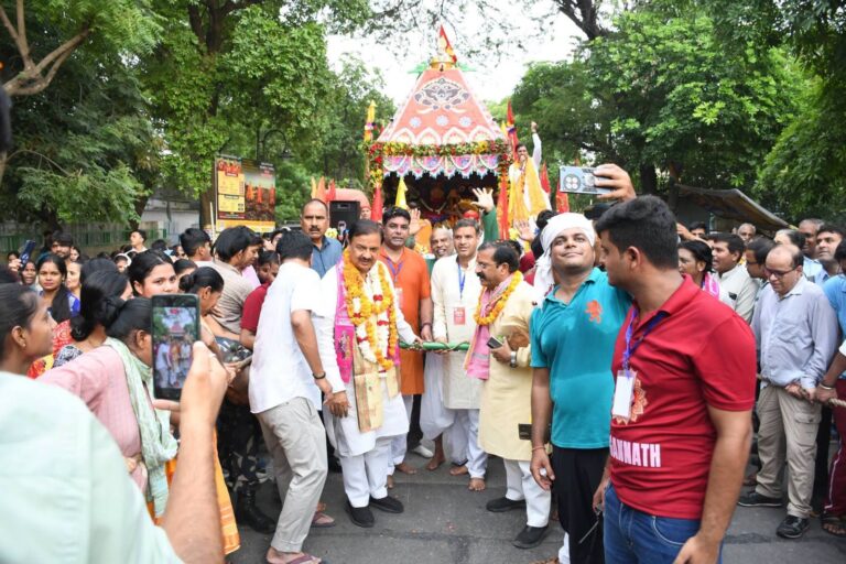 नोएडा सेक्टर-34 और 122 में आयोजित जगन्नाथ रथ यात्रा में श्रद्धालुओं के साथ सहभागिता का दृश्य
