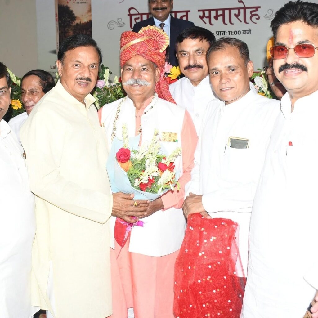 नोएडा सेक्टर-35 में ‘लाल धागे (एक आत्मकथा)’ पुस्तक के लोकार्पण समारोह का दृश्य