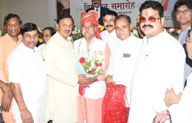 नोएडा सेक्टर-35 में ‘लाल धागे (एक आत्मकथा)’ पुस्तक के लोकार्पण समारोह का दृश्य