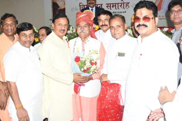 नोएडा सेक्टर-35 में ‘लाल धागे (एक आत्मकथा)’ पुस्तक के लोकार्पण समारोह का दृश्य