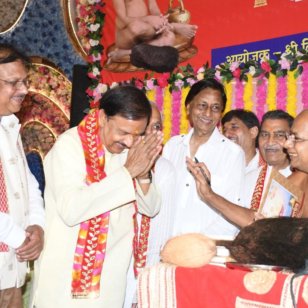 नोएडा सेक्टर-51 स्थित पार्श्वनाथ दिगम्बर जैन मंदिर में वर्षायोग कलश स्थापना समारोह का दृश्य नोएडा सेक्टर-51 स्थित पार्श्वनाथ दिगम्बर जैन मंदिर में वर्षायोग कलश स्थापना समारोह का दृश्य