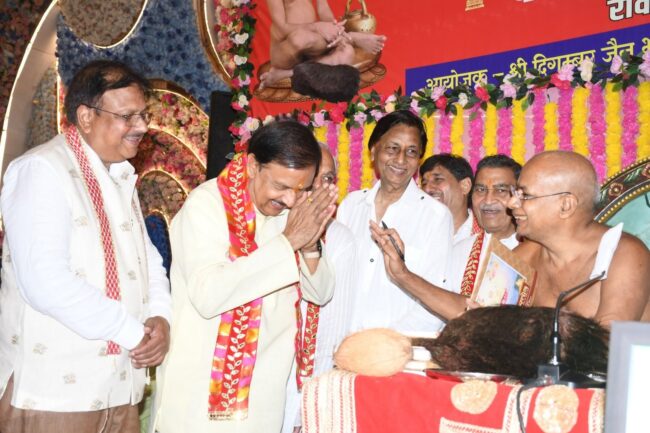 नोएडा सेक्टर-51 स्थित पार्श्वनाथ दिगम्बर जैन मंदिर में वर्षायोग कलश स्थापना समारोह का दृश्य