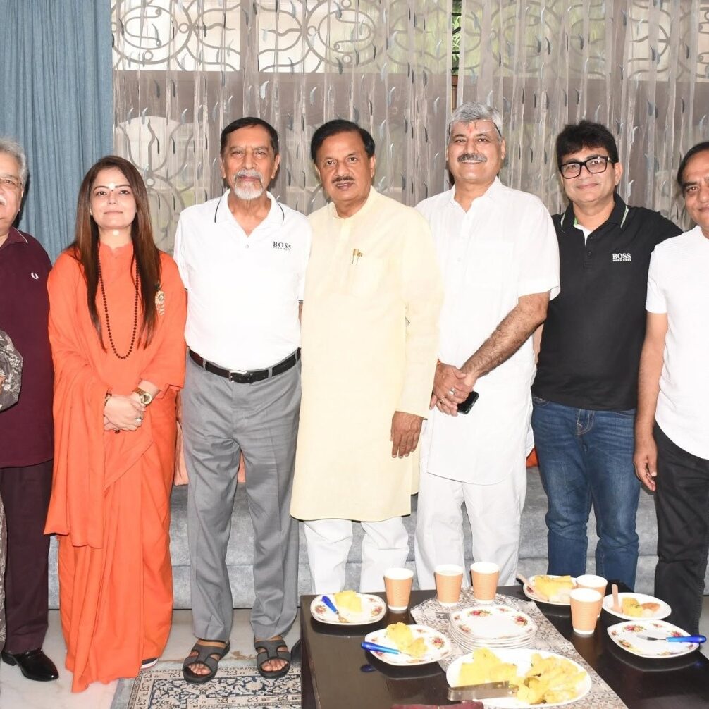नोएडा सेक्टर-30 में बूथ सम्मेलन के दौरान कार्यकर्ताओं के साथ ‘मन की बात’ कार्यक्रम सुनते हुए