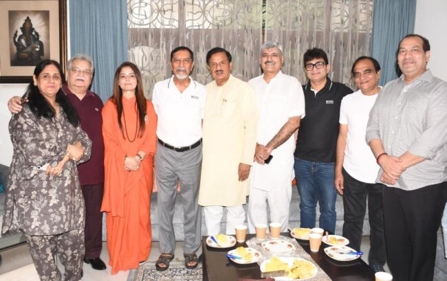 नोएडा सेक्टर-30 में बूथ सम्मेलन के दौरान कार्यकर्ताओं के साथ ‘मन की बात’ कार्यक्रम सुनते हुए