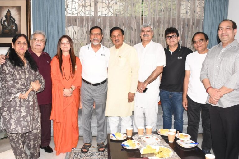 नोएडा सेक्टर-30 में बूथ सम्मेलन के दौरान कार्यकर्ताओं के साथ ‘मन की बात’ कार्यक्रम सुनते हुए