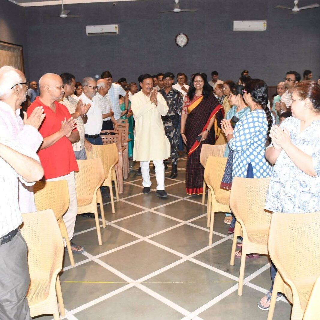 नोएडा सेक्टर-47 के जलवायु टावर में वरिष्ठ नागरिक मिलन समारोह के दौरान वरिष्ठजनों से संवाद करते हुए**