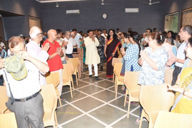 नोएडा सेक्टर-47 के जलवायु टावर में वरिष्ठ नागरिक मिलन समारोह के दौरान वरिष्ठजनों से संवाद करते हुए**