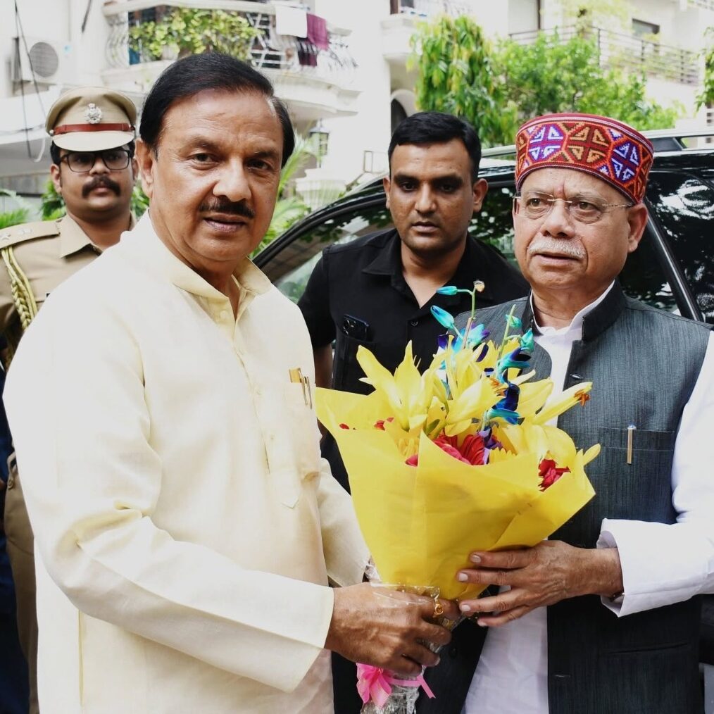 तेलंगाना के राज्यपाल शिव प्रताप शुक्ला से शिष्टाचार भेंट के दौरान संवाद का दृश्य तेलंगाना के राज्यपाल शिव प्रताप शुक्ला से शिष्टाचार भेंट के दौरान संवाद का दृश्य