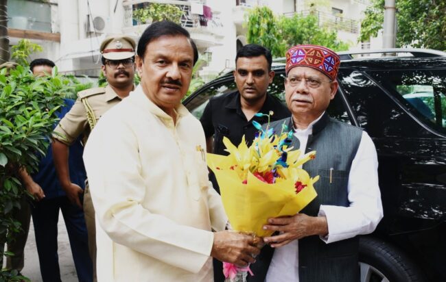 तेलंगाना के राज्यपाल शिव प्रताप शुक्ला से शिष्टाचार भेंट के दौरान संवाद का दृश्य