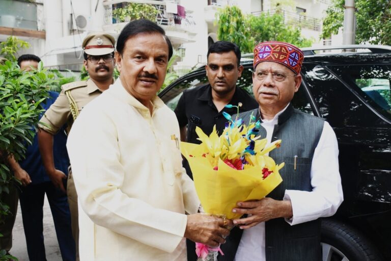 तेलंगाना के राज्यपाल शिव प्रताप शुक्ला से शिष्टाचार भेंट के दौरान संवाद का दृश्य