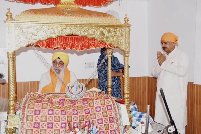 गुरु पूर्णिमा के अवसर पर नोएडा सेक्टर-25 गुरुद्वारा साहिब में दर्शन करते हुए और आशीर्वाद प्राप्त करते हुए