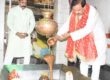 नोएडा सेक्टर-19 के सनातन धर्म मंदिर में गुरु पूर्णिमा के अवसर पर दर्शन और गुरुजनों का आशीर्वाद लेते हुए दृश्य