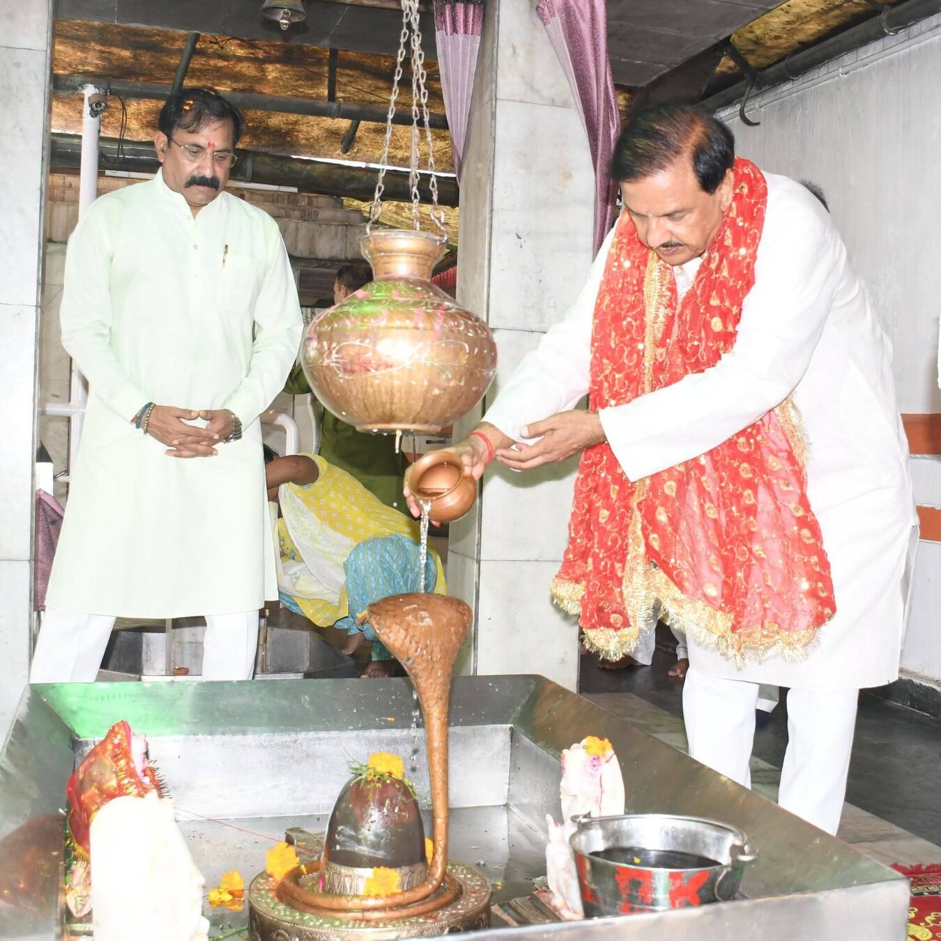 नोएडा सेक्टर-19 के सनातन धर्म मंदिर में गुरु पूर्णिमा के अवसर पर दर्शन और गुरुजनों का आशीर्वाद लेते हुए दृश्य