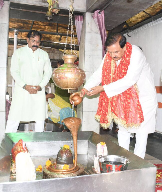 नोएडा सेक्टर-19 के सनातन धर्म मंदिर में गुरु पूर्णिमा के अवसर पर दर्शन और गुरुजनों का आशीर्वाद लेते हुए दृश्य
